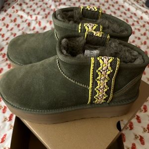 Uggs ultra mini braid platform boots Green size 10